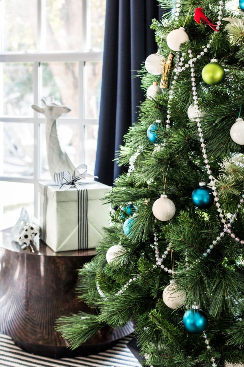 House Tour: A Chic Holiday-ready Austin Bungalow | Apartment Therapy